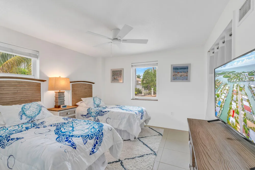 581 10th St, Key Colony Beach, FL 33051
