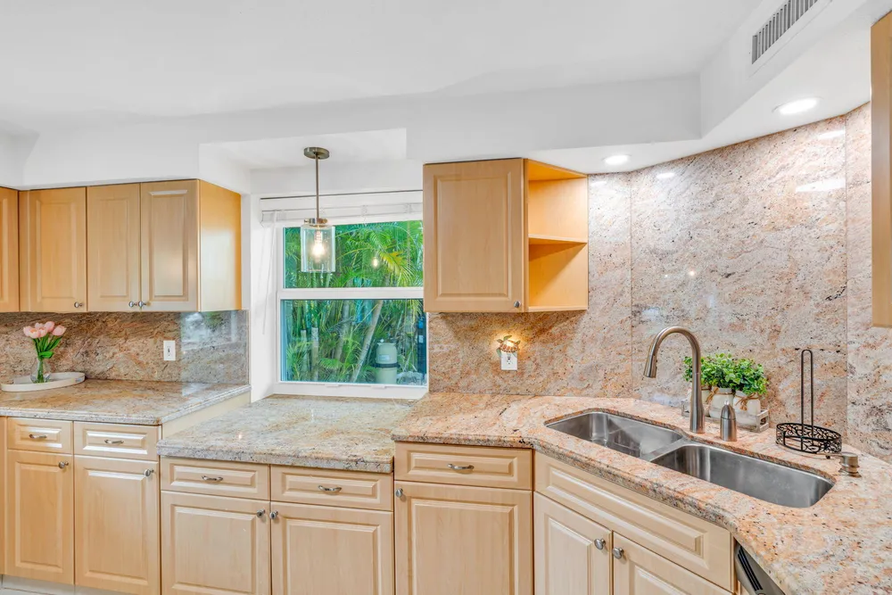 581 10th St, Key Colony Beach, FL 33051