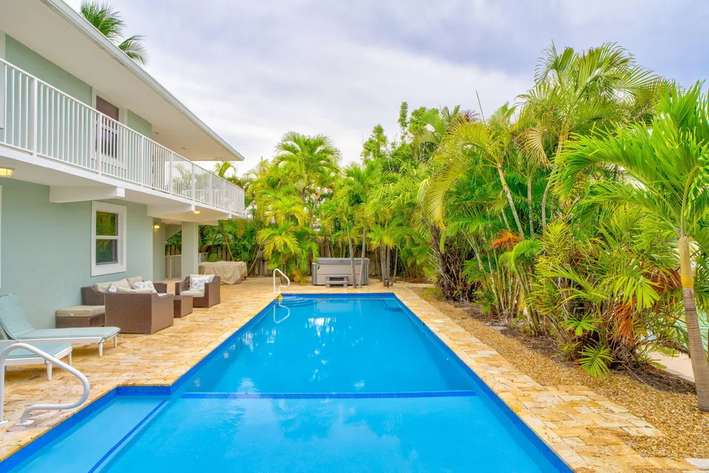 581 10th St, Key Colony Beach, FL 33051