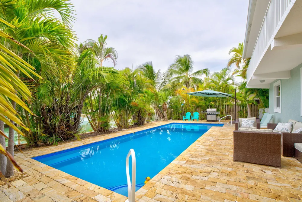 581 10th St, Key Colony Beach, FL 33051