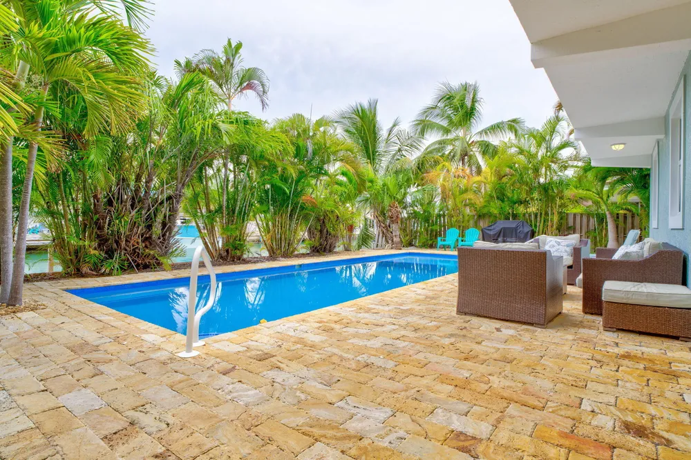 581 10th St, Key Colony Beach, FL 33051