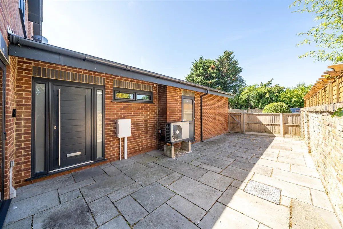Harvey Drive, Dagnall, Hertfordshire, HP4 1FR