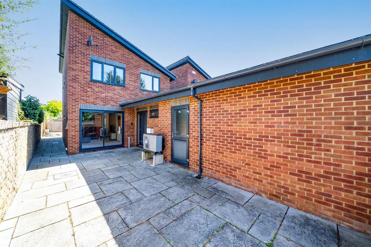Harvey Drive, Dagnall, Hertfordshire, HP4 1FR