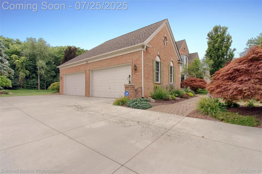 49733 Ash Ct, Plymouth, MI 48170