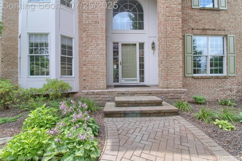 49733 Ash Ct, Plymouth, MI 48170