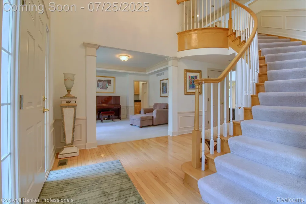 49733 Ash Ct, Plymouth, MI 48170