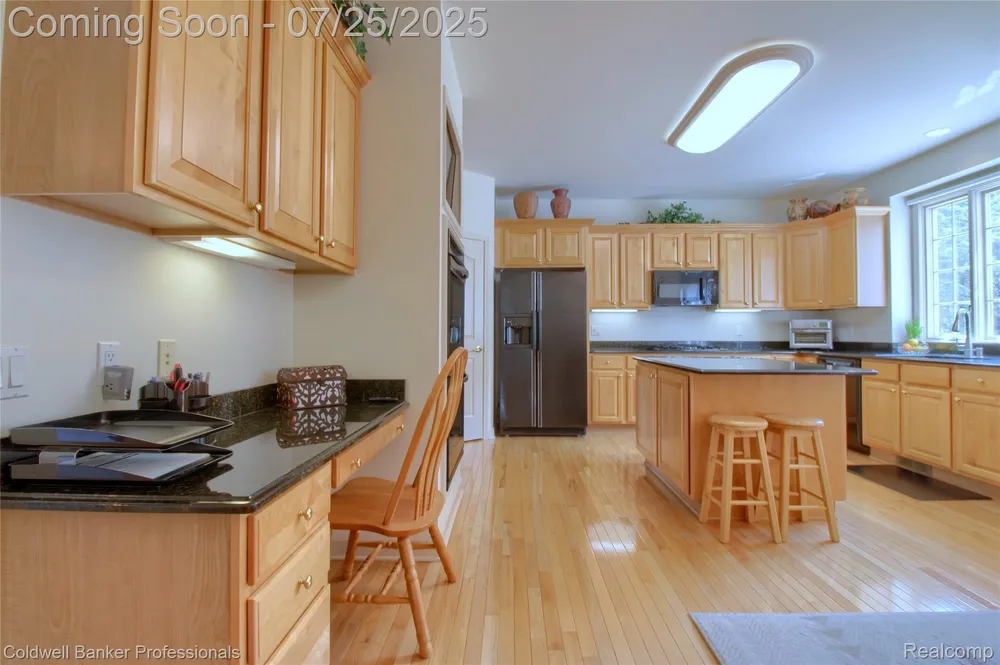49733 Ash Ct, Plymouth, MI 48170