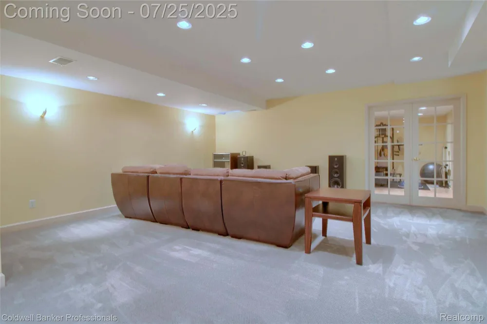 49733 Ash Ct, Plymouth, MI 48170