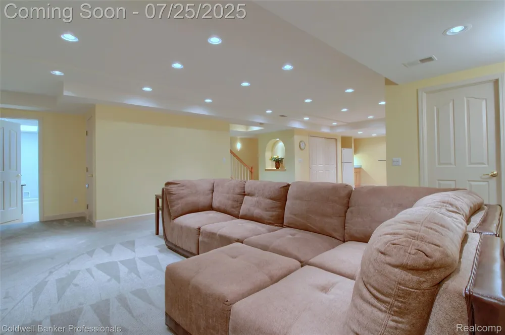 49733 Ash Ct, Plymouth, MI 48170
