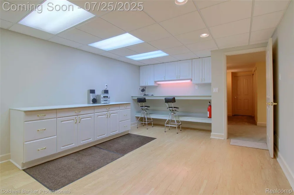 49733 Ash Ct, Plymouth, MI 48170