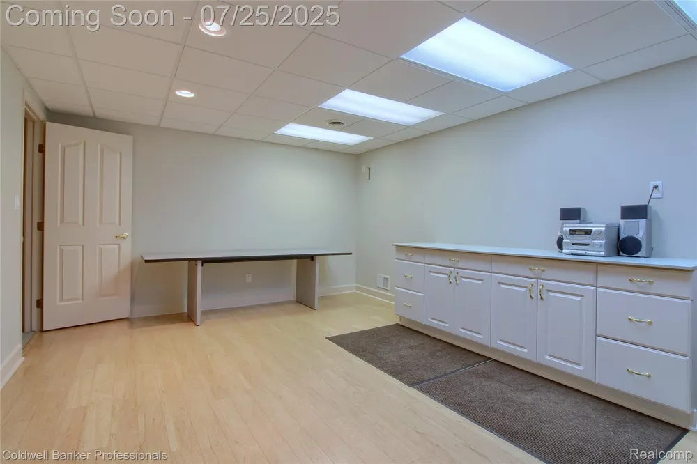 49733 Ash Ct, Plymouth, MI 48170