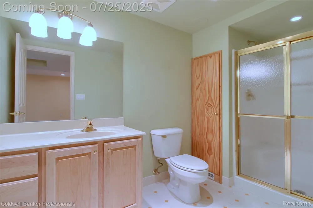 49733 Ash Ct, Plymouth, MI 48170