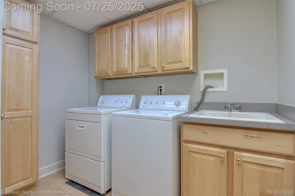 49733 Ash Ct, Plymouth, MI 48170