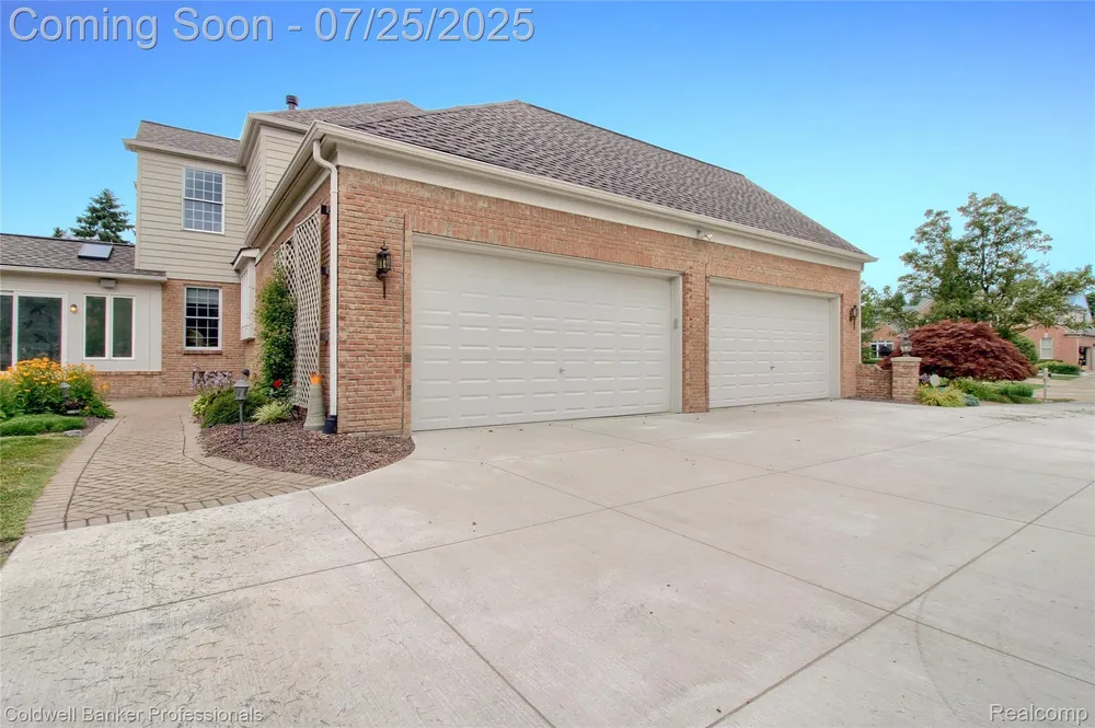 49733 Ash Ct, Plymouth, MI 48170