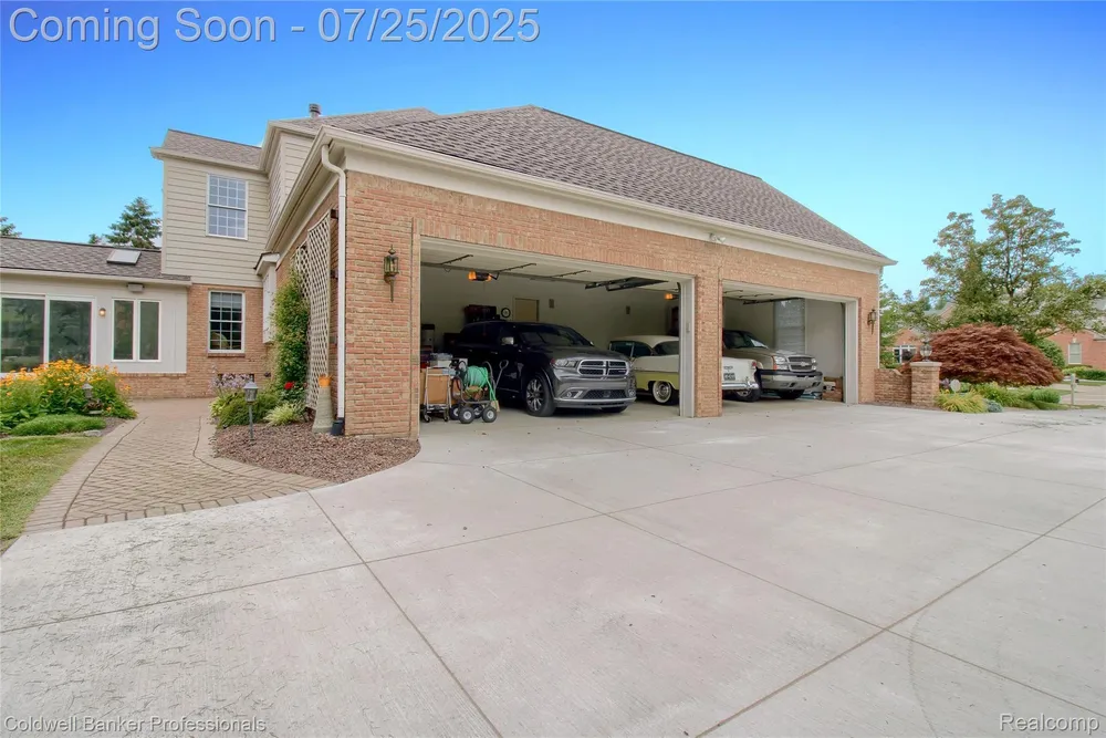 49733 Ash Ct, Plymouth, MI 48170