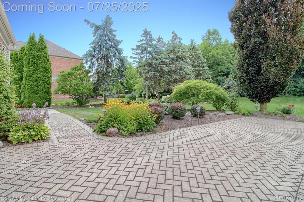 49733 Ash Ct, Plymouth, MI 48170