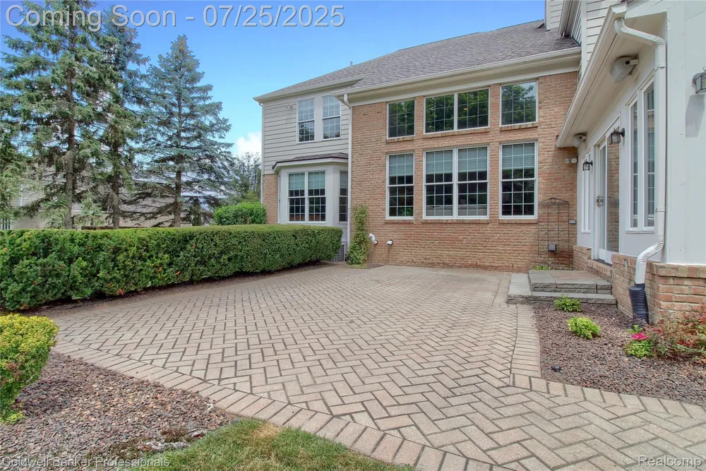 49733 Ash Ct, Plymouth, MI 48170