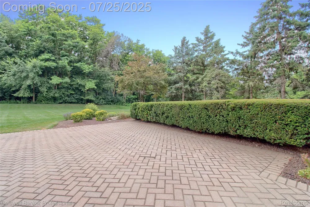 49733 Ash Ct, Plymouth, MI 48170
