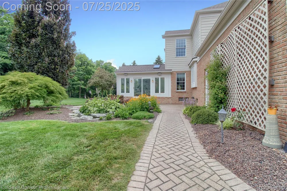 49733 Ash Ct, Plymouth, MI 48170