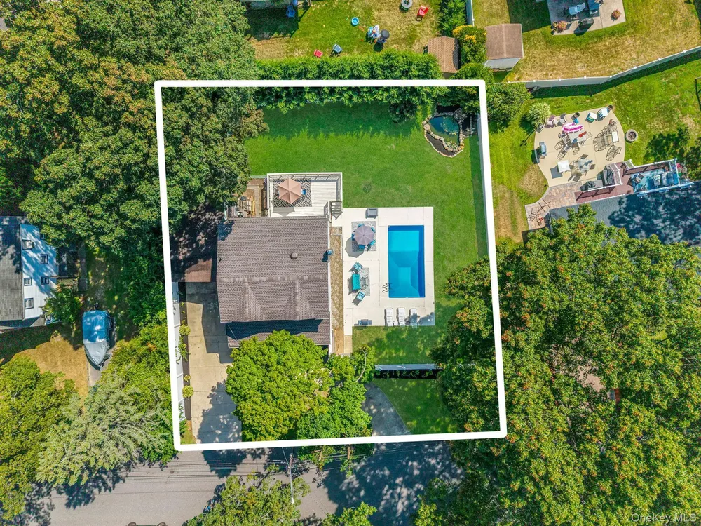 10 Roy Ave, West Islip, NY 11795