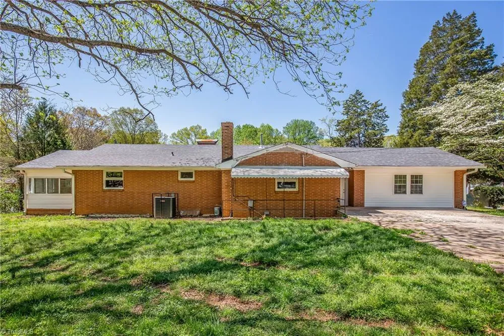 3621 Carver School Rd, Winston-Salem, NC 27105