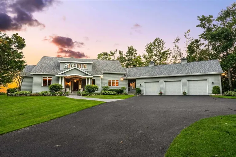 731 W Hathaway Rd, Harbor Springs, MI 49740