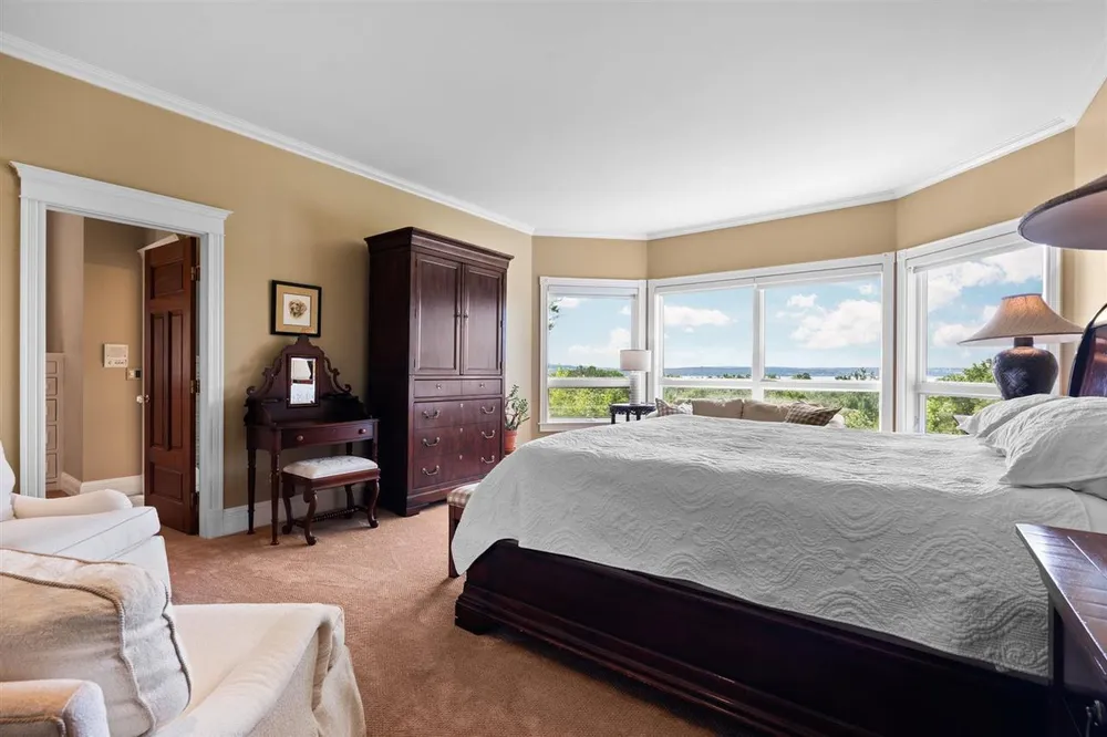 731 W Hathaway Rd, Harbor Springs, MI 49740