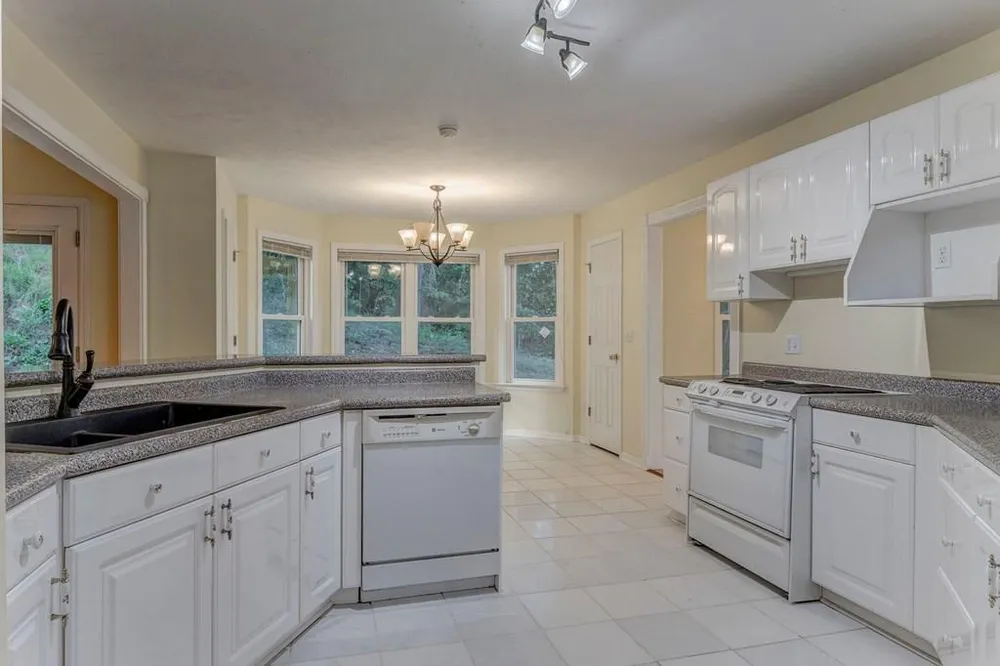 3218 Leona Dr, Rocky Face, GA 30740