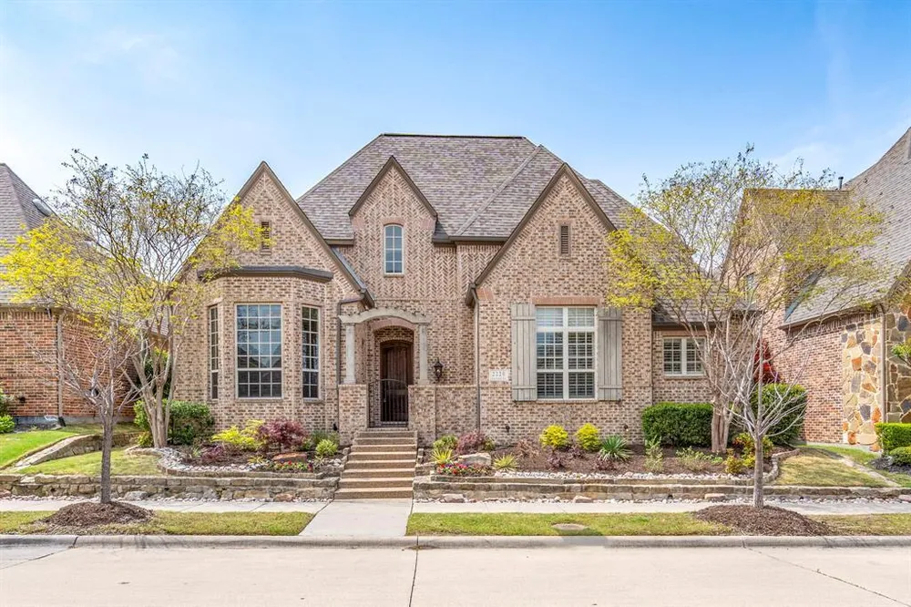 2220 Emerson Ln, Carrollton, TX 75010