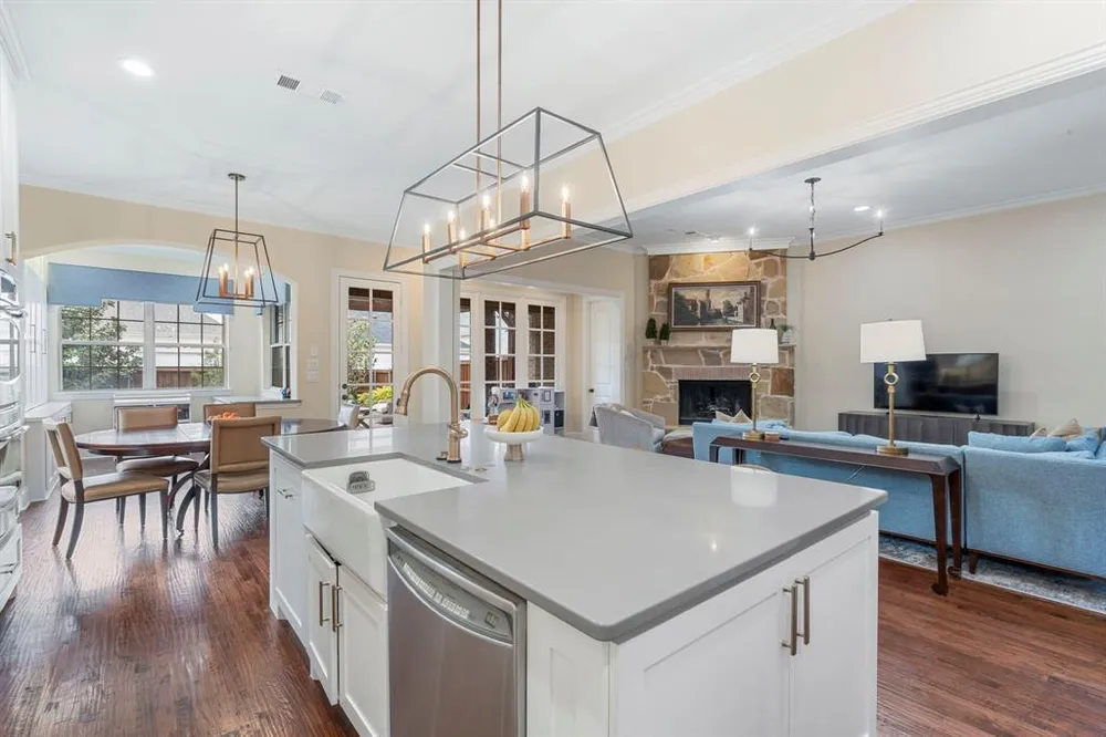 2220 Emerson Ln, Carrollton, TX 75010