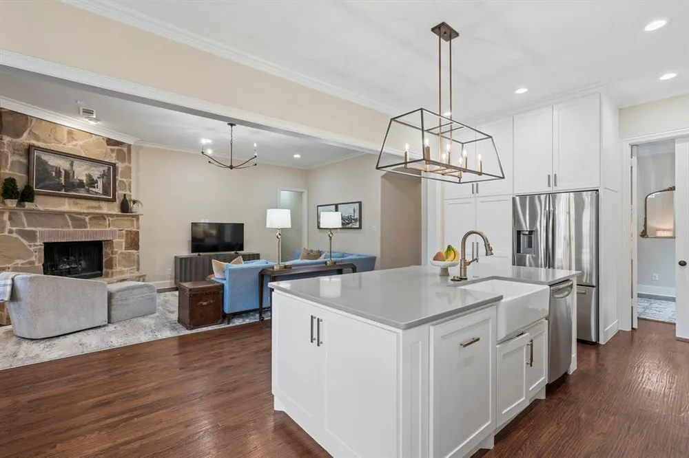 2220 Emerson Ln, Carrollton, TX 75010