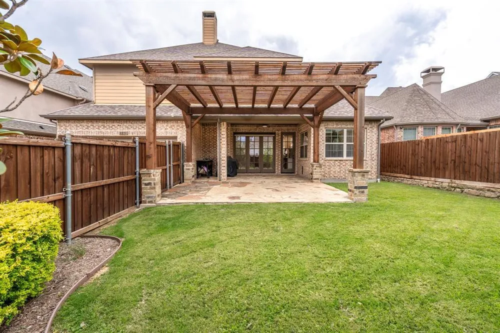 2220 Emerson Ln, Carrollton, TX 75010
