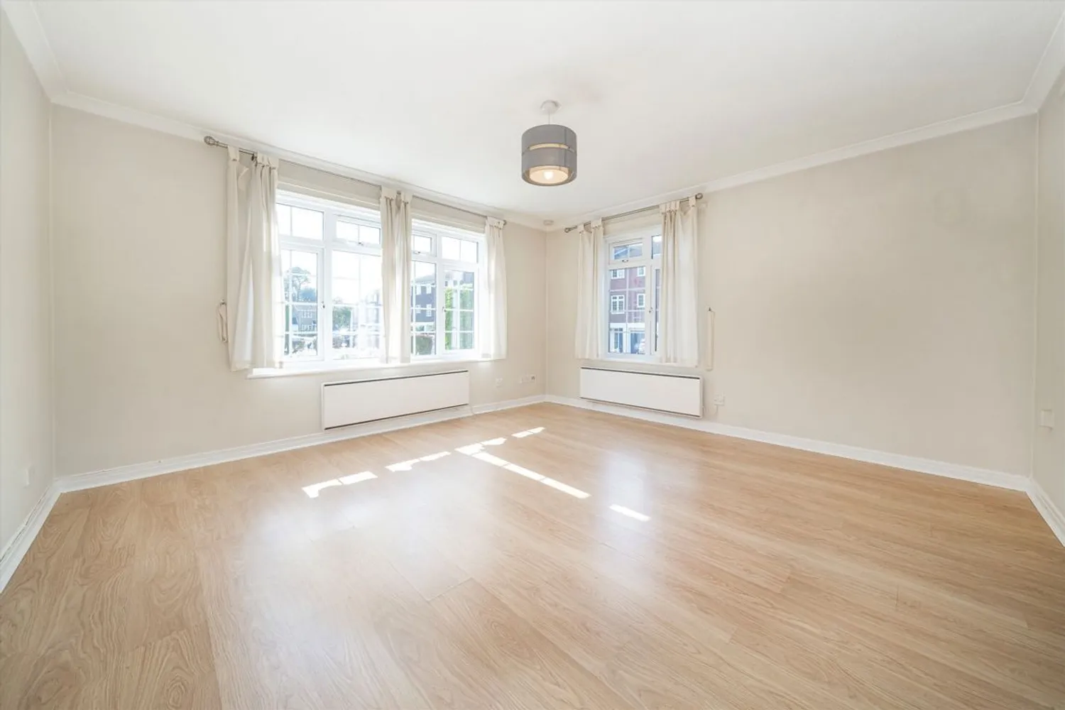 Hillcrest, Weybridge, KT13 photo 2