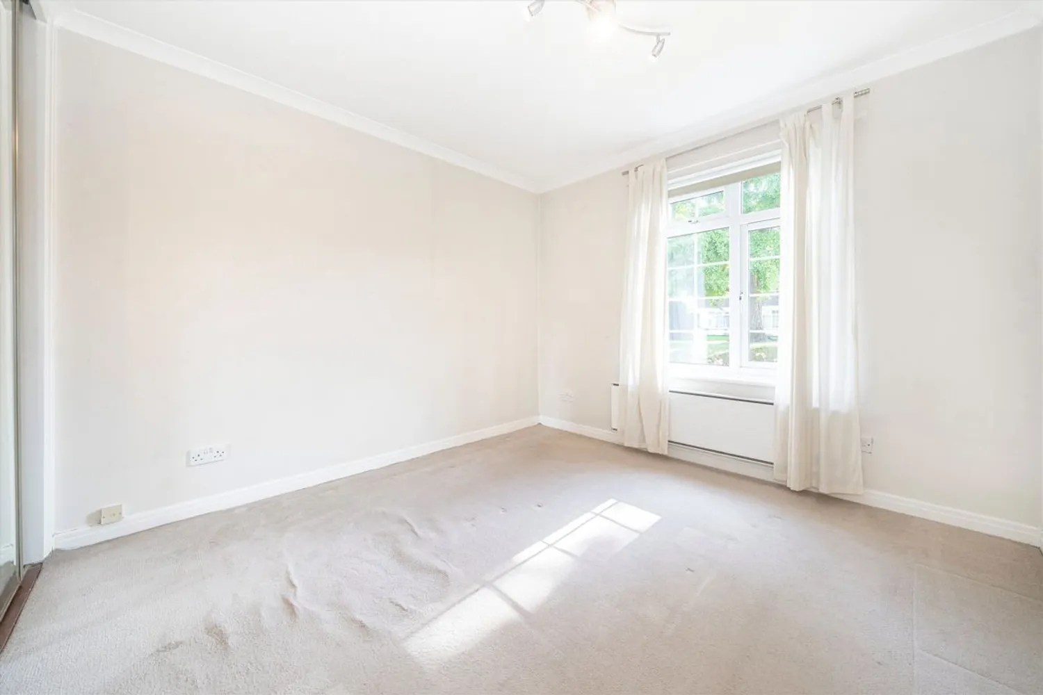 Hillcrest, Weybridge, KT13 photo 4