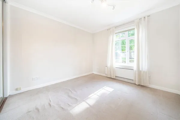 Hillcrest, Weybridge, KT13 photo 4