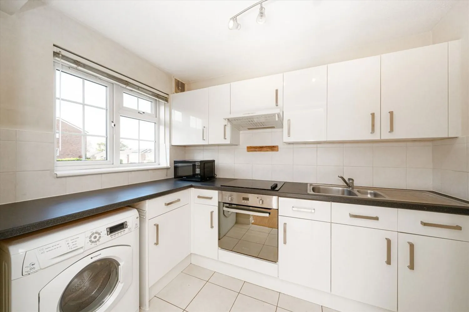 Hillcrest, Weybridge, KT13 photo 5