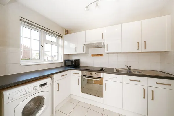 Hillcrest, Weybridge, KT13 photo 5