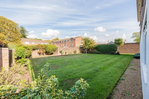 Hillcrest, Weybridge, KT13 photo 7