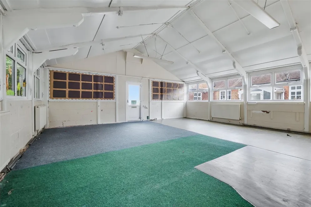 Property carousel item 6