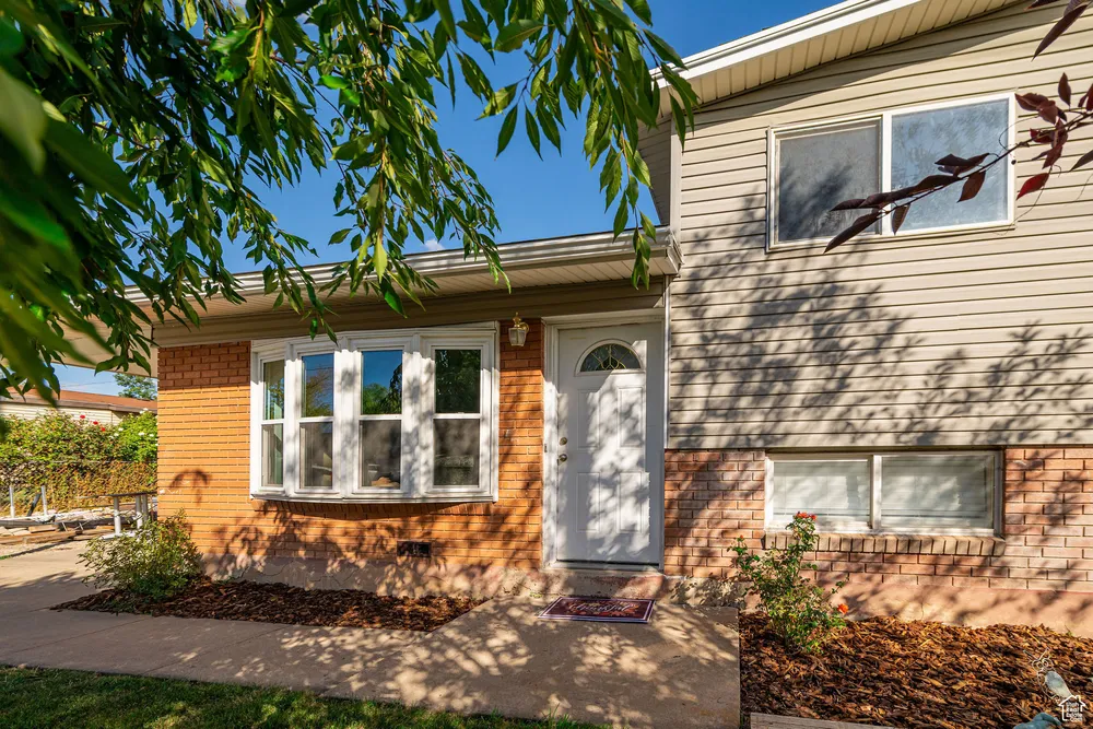 1094 N Angel St, Layton, UT 84041