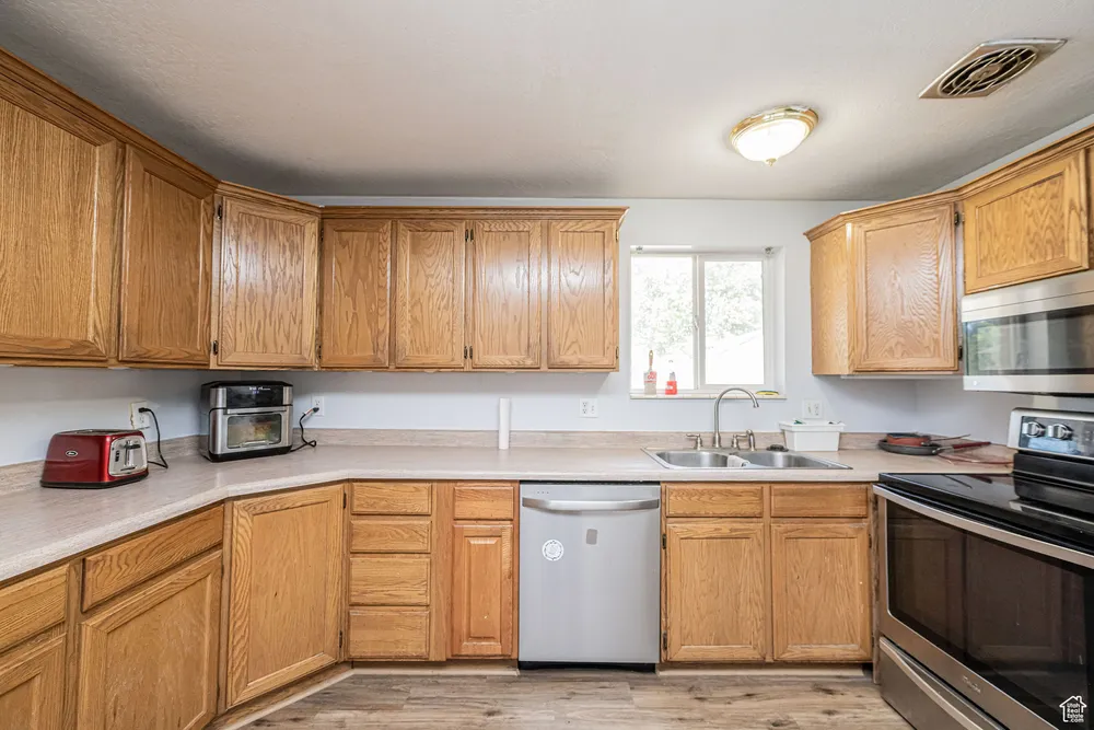 1094 N Angel St, Layton, UT 84041