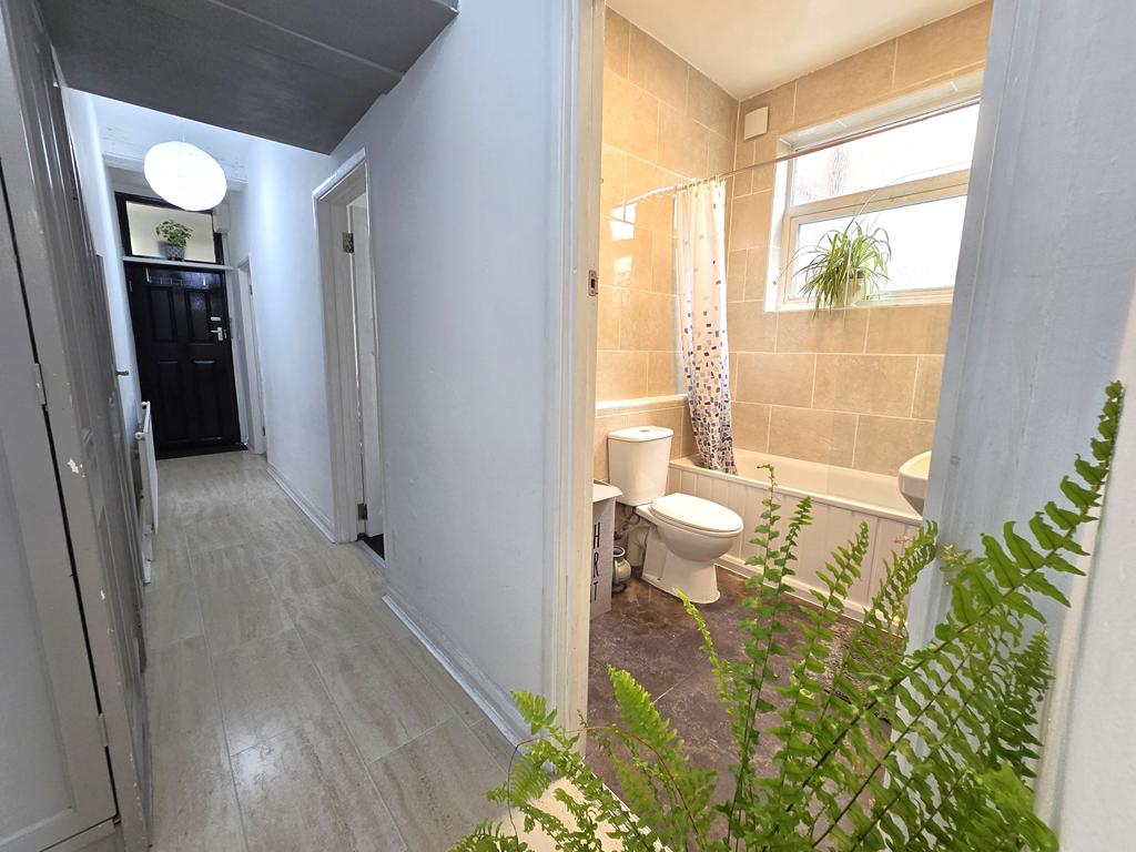 One Bedroom Garden Flat For Sale Dallas Road Hendon NW4 Image 11