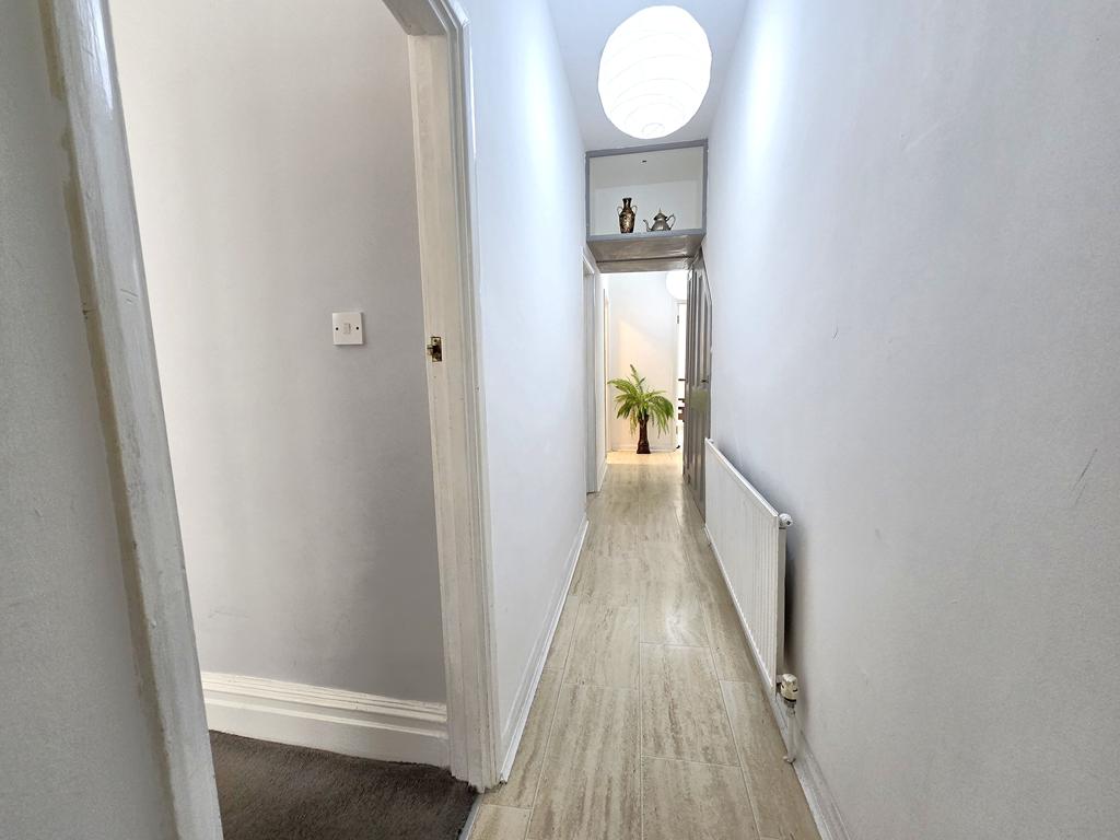 One Bedroom Garden Flat For Sale Dallas Road Hendon NW4 Image 12