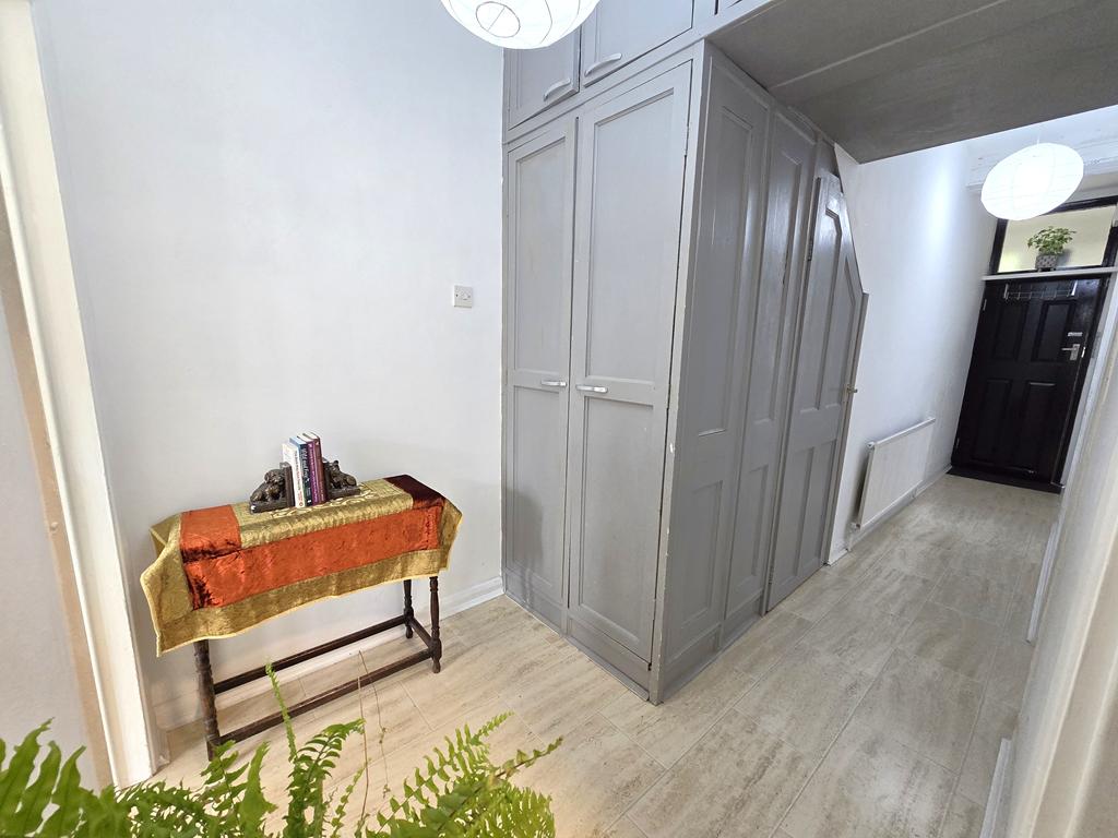 One Bedroom Garden Flat For Sale Dallas Road Hendon NW4 Image 13