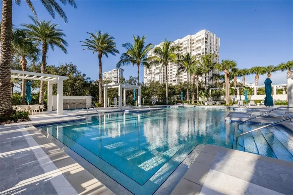 6897 Grenadier Blvd, Naples, FL 34108