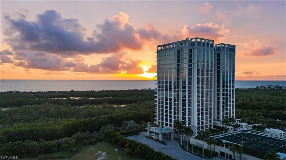 6897 Grenadier Blvd, Naples, FL 34108