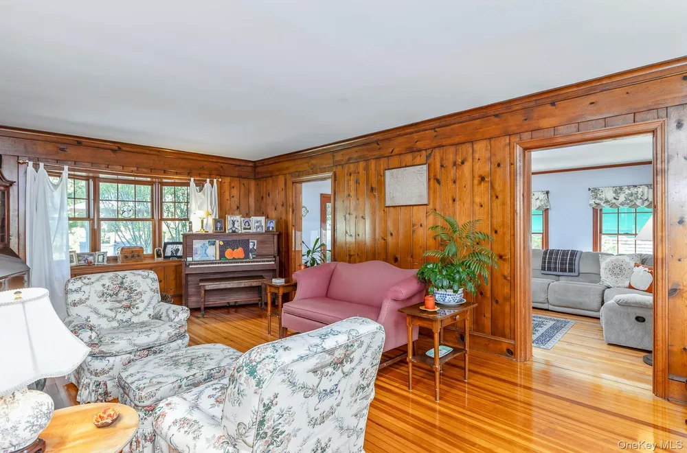 59 Union Ave, Center Moriches, NY 11934