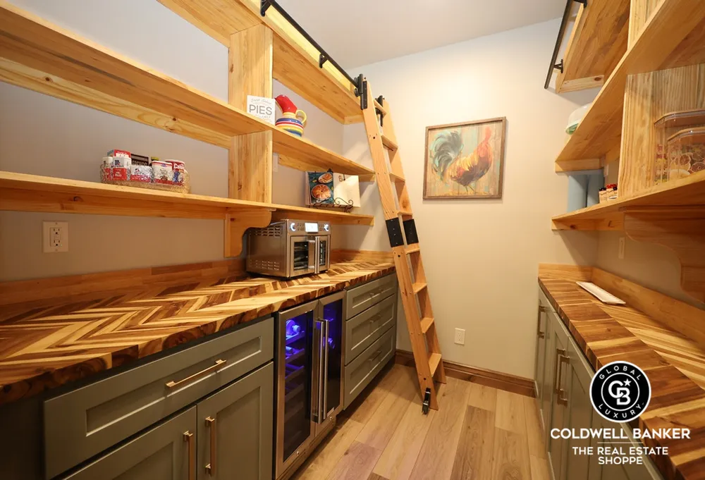 306 Grandview Circle, Garden City, KS 67846