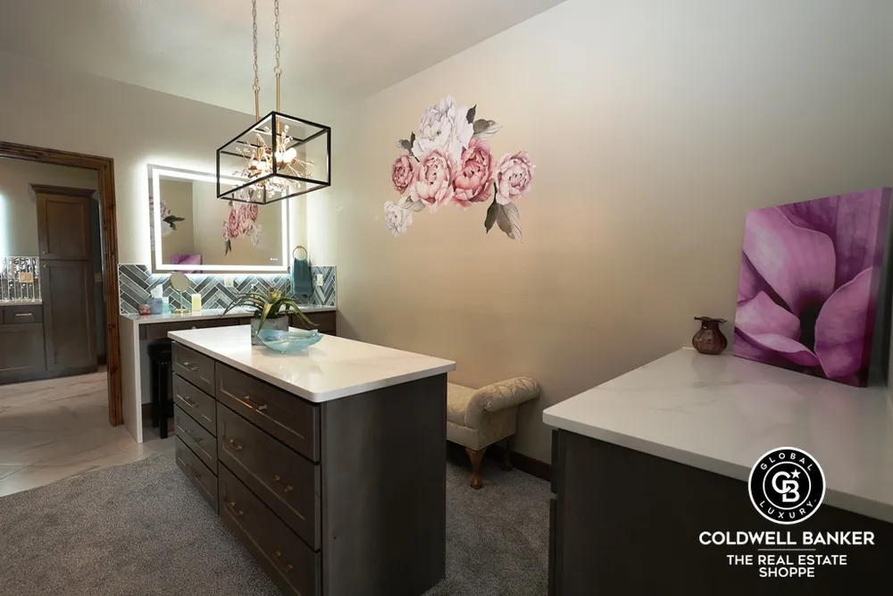 306 Grandview Circle, Garden City, KS 67846
