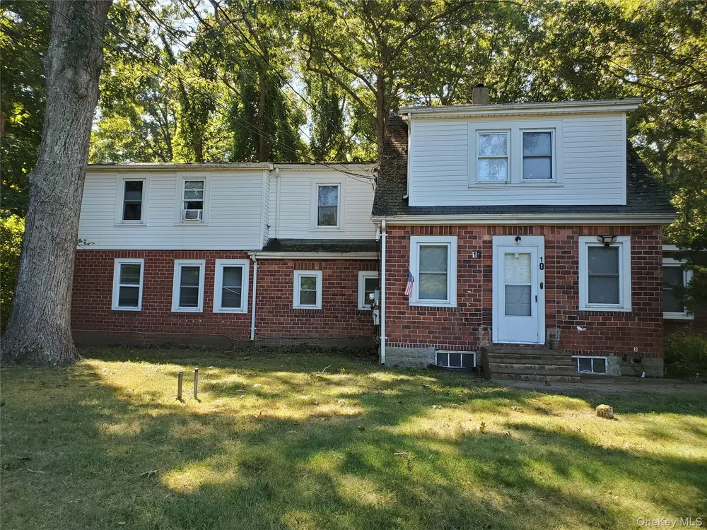 10 Sally Ln, Ridge, NY 11961